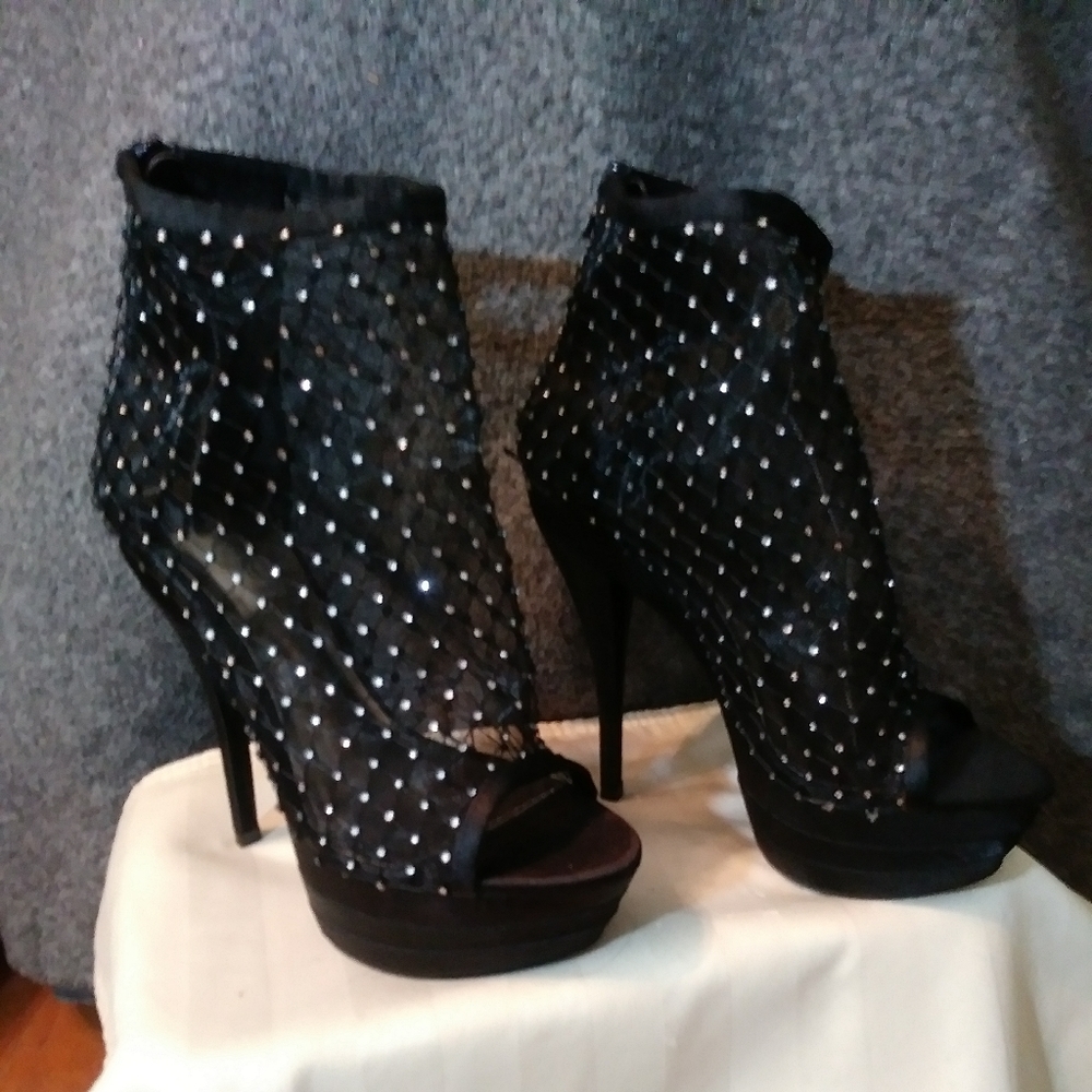Wild Rose Black open-toed high heels